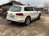 Volkswagen Touareg 2010 года за 12 500 000 тг. в Астана – фото 2