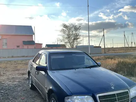 Mercedes-Benz C 200 1996 года за 2 500 000 тг. в Атырау – фото 2