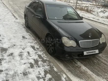 Mercedes-Benz C 180 2002 года за 2 400 000 тг. в Кокшетау – фото 2