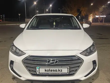 Hyundai Elantra 2018 года за 8 700 000 тг. в Уральск – фото 2