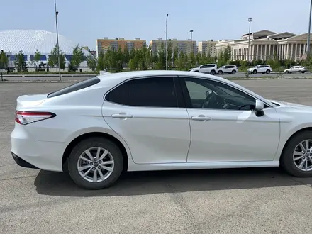 Toyota Camry 2019 года за 13 800 000 тг. в Уральск – фото 2