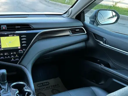 Toyota Camry 2018 года за 14 800 000 тг. в Шымкент – фото 9