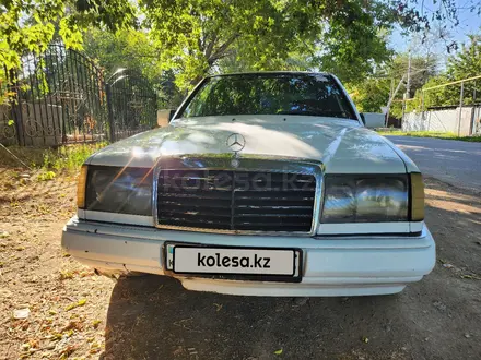 Mercedes-Benz E 230 1990 года за 900 000 тг. в Алматы