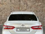 Toyota Camry 2018 года за 13 900 000 тг. в Тараз – фото 2