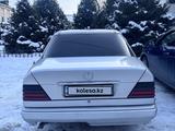 Mercedes-Benz E 220 1993 годаүшін1 850 000 тг. в Талдыкорган – фото 4