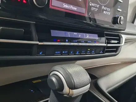 Toyota Sienna 2022 года за 21 100 000 тг. в Алматы – фото 17