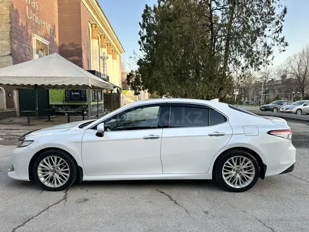 Toyota Camry 2018 года за 13 500 000 тг. в Алматы – фото 2