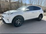 Toyota RAV4 2018 года за 12 900 000 тг. в Актобе – фото 2