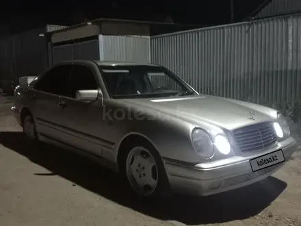 Mercedes-Benz E 230 1996 года за 2 200 000 тг. в Жезказган – фото 2