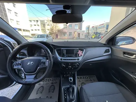 Hyundai Accent 2018 года за 7 100 000 тг. в Атырау – фото 2