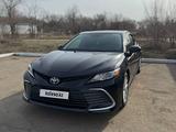Toyota Camry 2022 года за 11 700 000 тг. в Уральск – фото 2