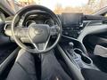 Toyota Camry 2022 года за 10 000 000 тг. в Уральск – фото 32