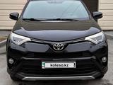 Toyota RAV4 2017 года за 12 500 000 тг. в Караганда