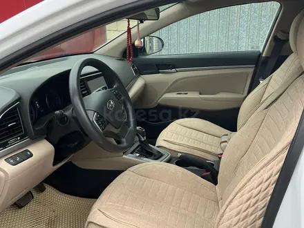 Hyundai Elantra 2017 года за 5 300 000 тг. в Уральск – фото 4