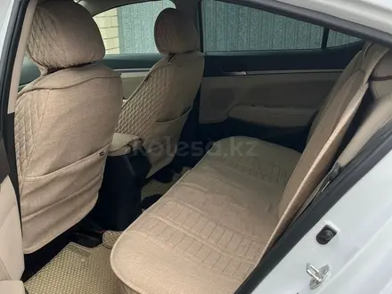 Hyundai Elantra 2017 года за 5 300 000 тг. в Уральск – фото 5