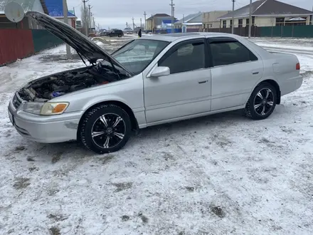 Toyota Camry 2000 года за 3 600 000 тг. в Актобе