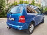 Volkswagen Touran 2003 года за 2 100 000 тг. в Караганда – фото 4