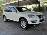 Volkswagen Touareg 2008 года за 9 450 000 тг. в Алматы – фото 2