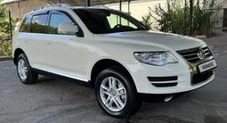 Volkswagen Touareg 2008 года за 9 450 000 тг. в Алматы – фото 2