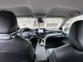 Toyota Camry 2022 года за 14 600 000 тг. в Актобе – фото 2