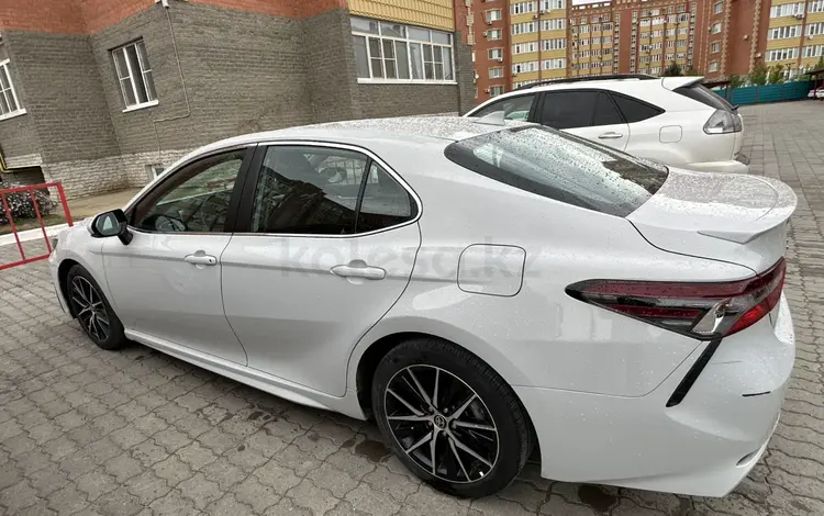 Toyota Camry 2022 года за 14 600 000 тг. в Актобе