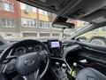 Toyota Camry 2022 года за 14 600 000 тг. в Актобе – фото 4