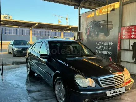 Mercedes-Benz C 200 2003 года за 3 950 000 тг. в Караганда – фото 2