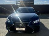 Lexus ES 300h 2022 года за 12 500 000 тг. в Атырау