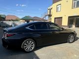 Lexus ES 300h 2022 года за 12 500 000 тг. в Атырау – фото 3