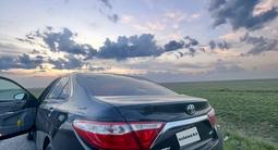 Toyota Camry 2015 года за 6 000 000 тг. в Актобе – фото 2