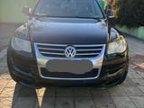 Volkswagen Touareg 2008 года за 6 000 000 тг. в Атырау – фото 2