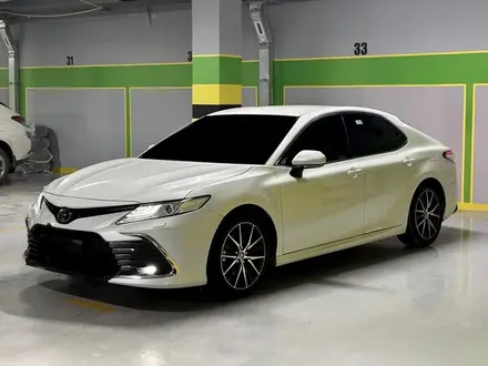 Toyota Camry 2023 года за 16 000 000 тг. в Актобе – фото 2