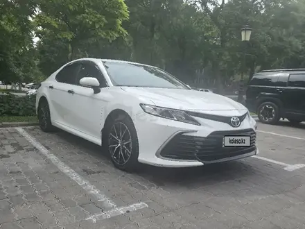 Toyota Camry 2022 года за 12 500 000 тг. в Шымкент – фото 2