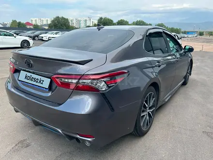 Toyota Camry 2021 года за 10 882 250 тг. в Алматы – фото 3