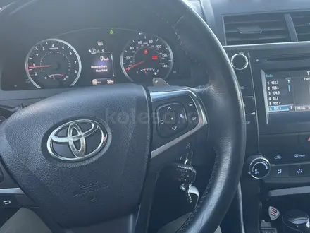 Toyota Camry 2015 года за 9 000 000 тг. в Актобе – фото 2