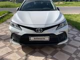 Toyota Camry 2023 года за 16 500 000 тг. в Шымкент – фото 2
