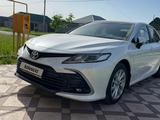 Toyota Camry 2023 года за 16 200 000 тг. в Шымкент – фото 3
