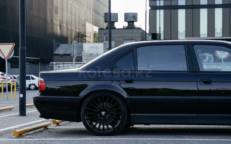 BMW 750 2000 годаfor10 000 000 тг. в Астана