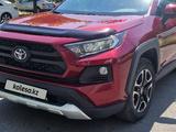 Toyota RAV4 2021 года за 15 400 000 тг. в Алматы – фото 2