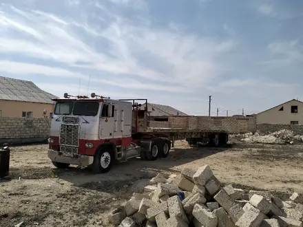 Freightliner  FLC 1981 года за 6 500 000 тг. в Актау – фото 2