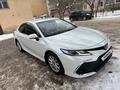 Toyota Camry 2021 годаfor14 000 000 тг. в Актобе – фото 3