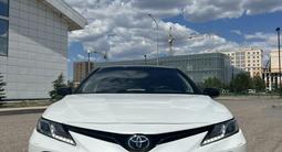 Toyota Camry 2021 года за 15 800 000 тг. в Астана