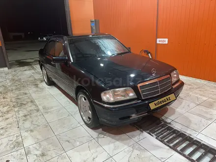 Mercedes-Benz C 180 1995 года за 1 900 000 тг. в Атырау – фото 3