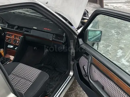 Mercedes-Benz E 230 1991 года за 1 700 000 тг. в Караганда – фото 18