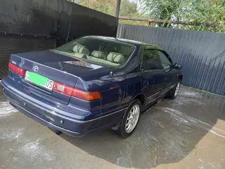 Toyota Camry 1998 года за 2 900 000 тг. в Алматы – фото 2