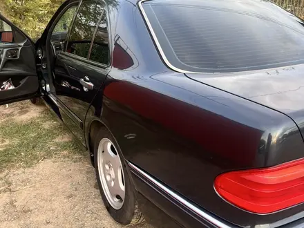 Mercedes-Benz E 200 1996 года за 2 900 000 тг. в Уральск – фото 4