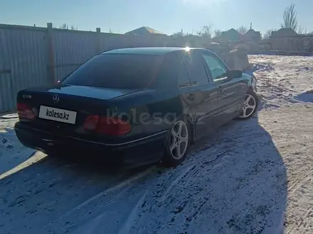 Mercedes-Benz E 280 1996 года за 3 100 000 тг. в Казалинск – фото 2