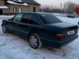 Mercedes-Benz E 220 1995 года за 2 329 622 тг. в Костанай – фото 2