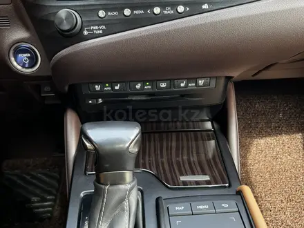 Lexus ES 300h 2018 года за 18 500 000 тг. в Алматы – фото 12