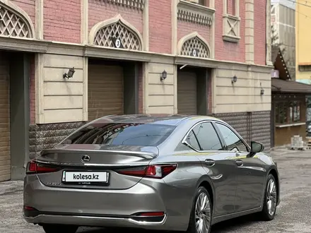 Lexus ES 300h 2018 года за 18 500 000 тг. в Алматы – фото 3